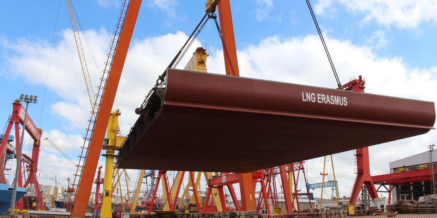 Pose de la quille de l’avitailleur de GNL de 8000 m3 appartenant à LNG Shipping et affrété par Shell