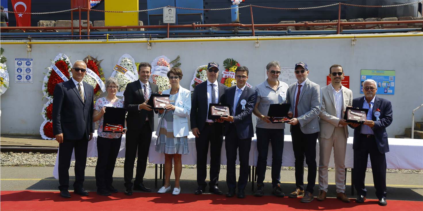 Sur la photo, les officiels présents à la mise à l’eau : Claire Wright – Shell, Gisèle Maes - LNG Shipping / Victrol, David Patron - LNG Shipping / Sogestran Group, Nesha Mihailovic – INEC, Claudio Evangelisti – Gas and Heat, entourés par Gur