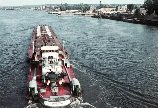 Premier convoi fluvial poussé