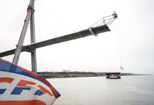 Acheminement des voussoirs du Pont de Normandie